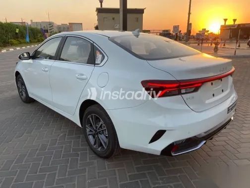 كيا كي 4 2025 أبيض جديدة للبيع - 4