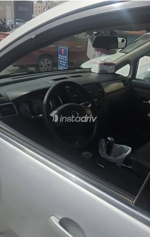 نيسان تيدا 2009 فضي مستعملة للبيع - 3