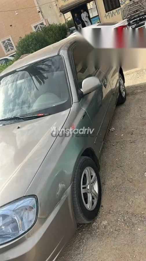 هيونداي فيرنا 2010 أبيض مستعملة للبيع - 2