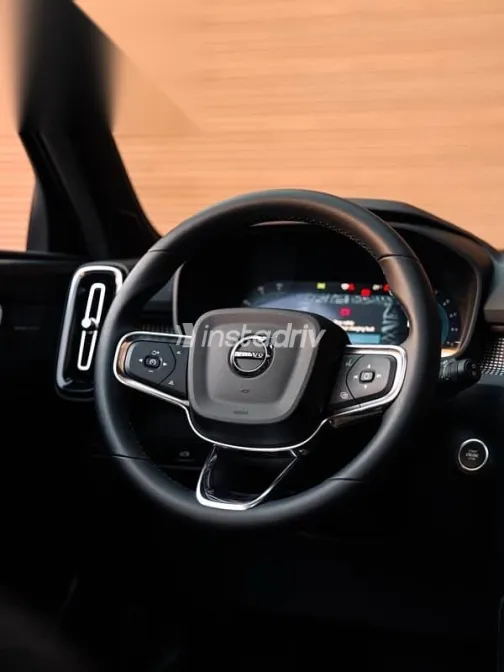 فولفو XC 40 2025 أسود مستعملة للبيع - 2