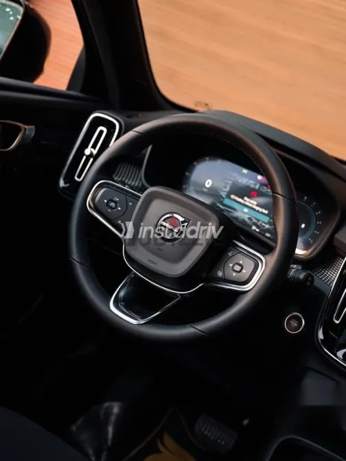 فولفو XC 40 2025 أسود مستعملة للبيع - 3