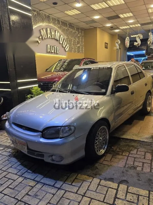 هيونداي اكسنت 2001 فضي مستعملة للبيع - 1