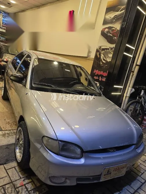 هيونداي اكسنت 2001 فضي مستعملة للبيع - 2