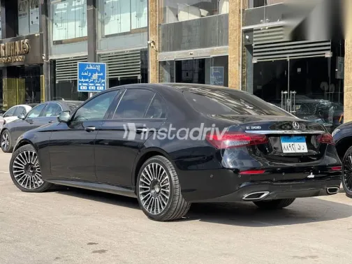 مرسيدس E 300 2021 أسود مستعملة للبيع - 2