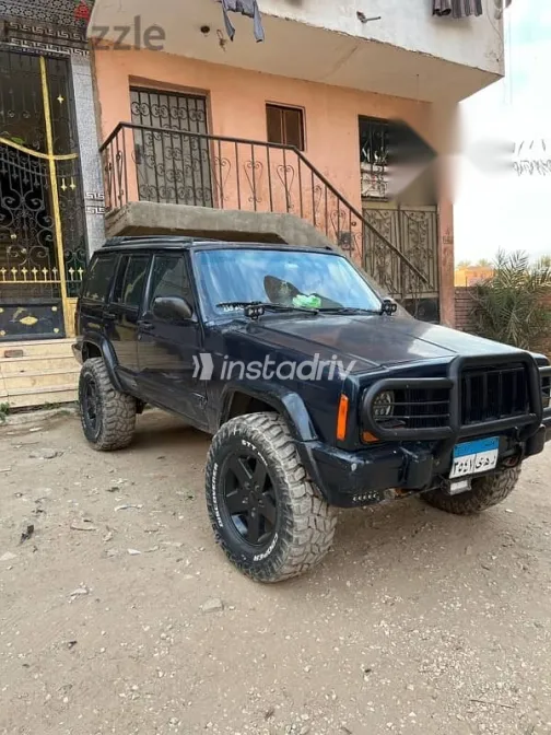 جيب شيروكي 1999 أزرق غامق مستعملة للبيع - 1