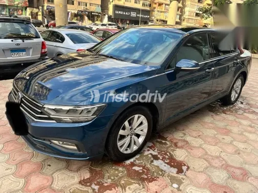 فولكس فاغن باسات 2021 أزرق غامق مستعملة للبيع - 1