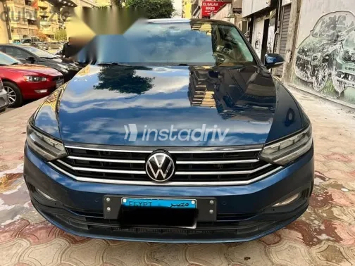 فولكس فاغن باسات 2021 أزرق غامق مستعملة للبيع - 2