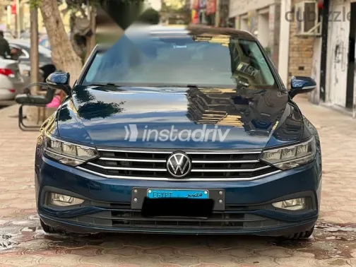 فولكس فاغن باسات 2021 أزرق غامق مستعملة للبيع - 4