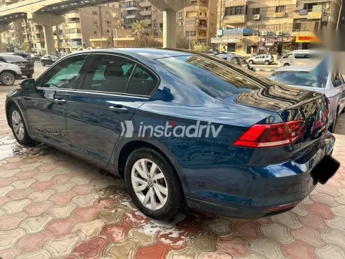 فولكس فاغن باسات 2021 أزرق غامق مستعملة للبيع - 5