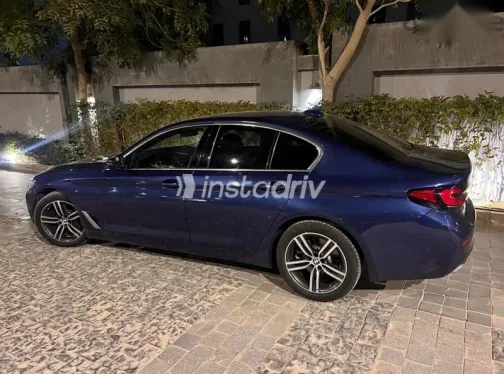 بي ام دبليو 520 2023 أزرق غامق مستعملة للبيع - 3