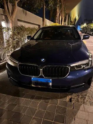 بي ام دبليو 520 2023 أزرق غامق مستعملة للبيع