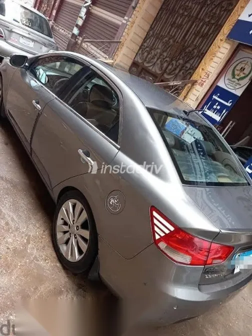 كيا سيراتو 2010 فضي مستعملة للبيع - 2