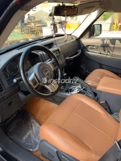 جيب شيروكي 2011 أسود مستعملة للبيع - 7