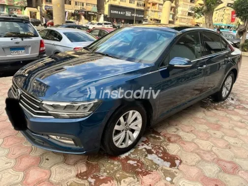 فولكس فاغن باسات 2021 أزرق غامق مستعملة للبيع - 1