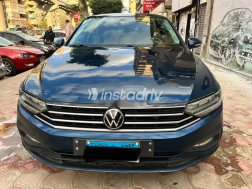 فولكس فاغن باسات 2021 أزرق غامق مستعملة للبيع - 2