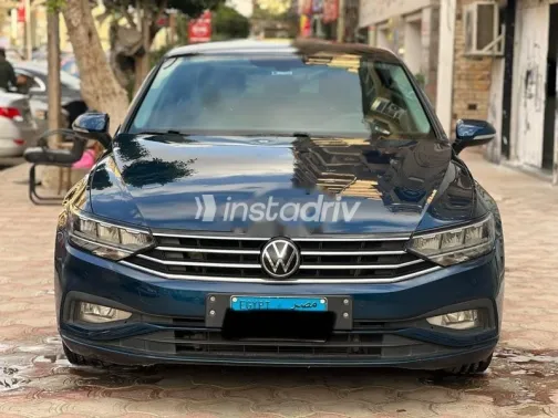 فولكس فاغن باسات 2021 أزرق غامق مستعملة للبيع - 4