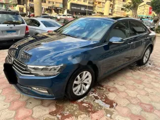 فولكس فاغن باسات 2021 أزرق غامق مستعملة للبيع