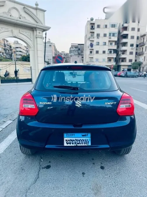سوزوكى سويفت 2022 أزرق غامق مستعملة للبيع - 5