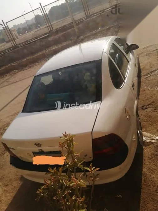 اوبل فيكترا 1998 أبيض مستعملة للبيع - 3