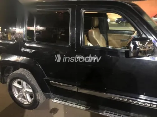 جيب شيروكي 2011 أسود مستعملة للبيع - 2