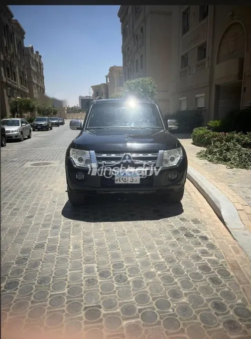 ميتسوبيشي باجيرو 2012 أسود مستعملة للبيع - 2