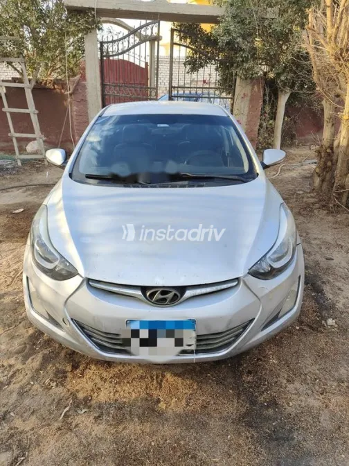 هيونداي إلنترا 2016 فضي مستعملة للبيع - 1