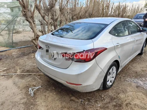 هيونداي إلنترا 2016 فضي مستعملة للبيع - 2