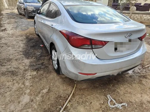 هيونداي إلنترا 2016 فضي مستعملة للبيع - 4