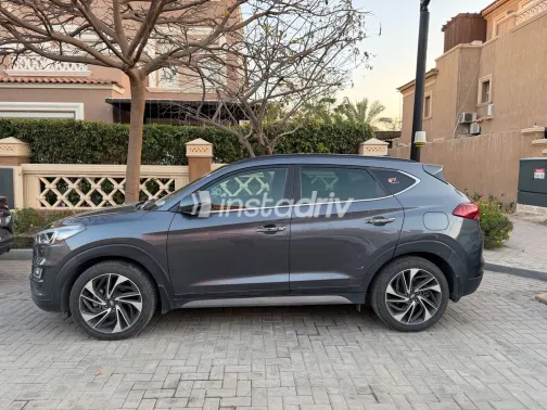 Hyundai Tucson 2018 White Used for Sale - 3