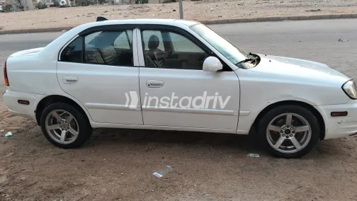 هيونداي فيرنا 2011 أبيض مستعملة للبيع - 4