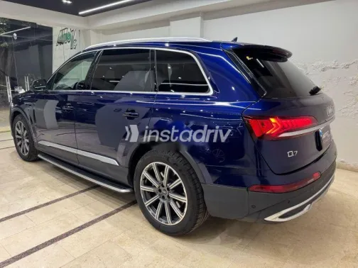 اودي Q7 2023 أزرق غامق مستعملة للبيع - 4