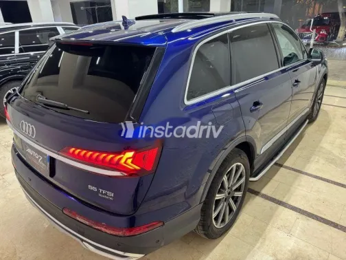 اودي Q7 2023 أزرق غامق مستعملة للبيع - 5