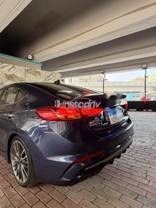 هيونداي إلنترا 2018 أزرق غامق مستعملة للبيع - 2