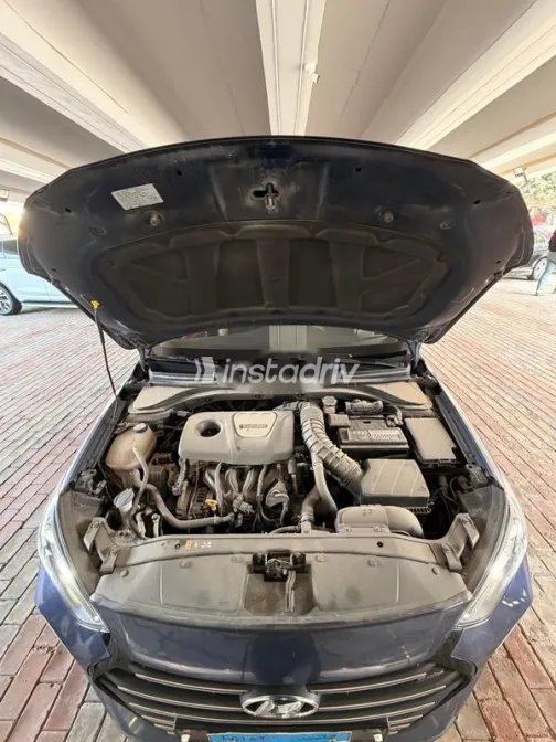 هيونداي إلنترا 2018 أزرق غامق مستعملة للبيع - 3