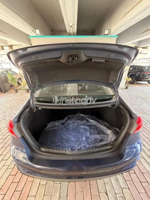 هيونداي إلنترا 2018 أزرق غامق مستعملة للبيع - 4