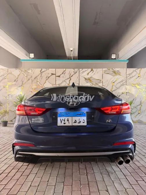 هيونداي إلنترا 2018 أزرق غامق مستعملة للبيع - 5