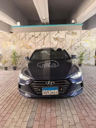 هيونداي إلنترا 2018 أزرق غامق مستعملة للبيع