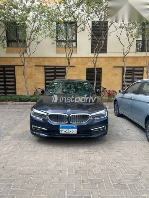 بي ام دبليو 520 2019 أزرق غامق مستعملة للبيع - 3