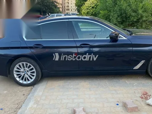 بي ام دبليو 520 2019 أزرق غامق مستعملة للبيع - 4