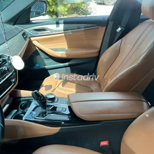 بي ام دبليو 520 2019 أزرق غامق مستعملة للبيع - 5