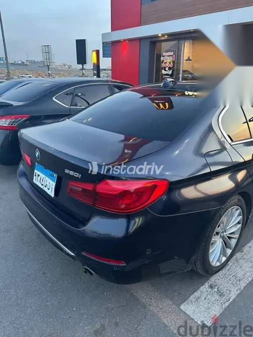 بي ام دبليو 520 2019 أزرق غامق مستعملة للبيع - 7