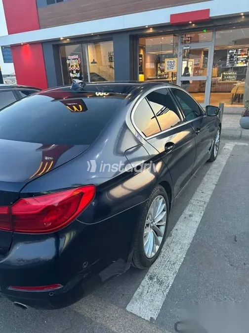 بي ام دبليو 520 2019 أزرق غامق مستعملة للبيع - 8