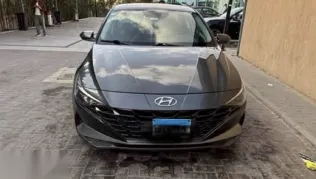 هيونداي إلنترا 2021 رمادي مستعملة للبيع