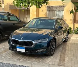 سكودا اوكتافيا 2024 أزرق غامق مستعملة للبيع