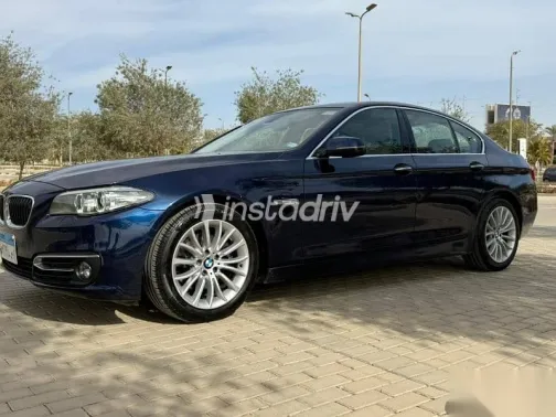 بي ام دبليو 520 2017 أزرق غامق مستعملة للبيع - 2