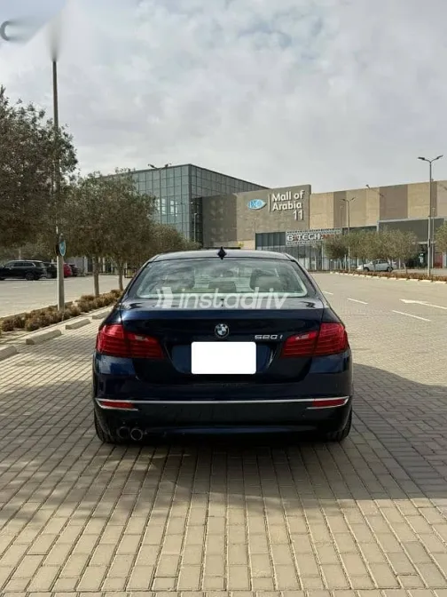 بي ام دبليو 520 2017 أزرق غامق مستعملة للبيع - 4