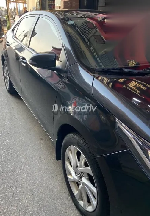 تويوتا كورولا 2018 أسود مستعملة للبيع - 2