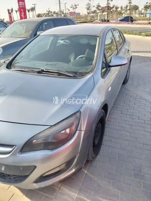 اوبل أسترا 2013 فضي مستعملة للبيع - 1