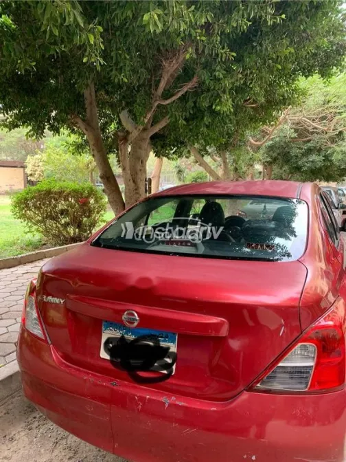 نيسان صنى 2014 أحمر غامق مستعملة للبيع - 1