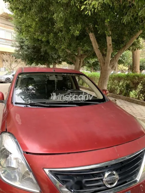 نيسان صنى 2014 أحمر غامق مستعملة للبيع - 2